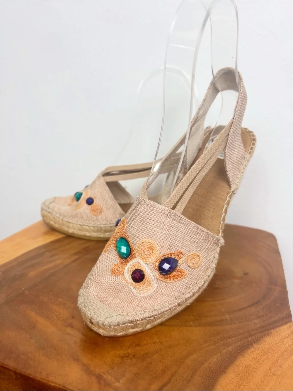 VIDORETTA Women’s Embroidered & Jeweled Tan Espadrille Wedge Sandals 39 8.5